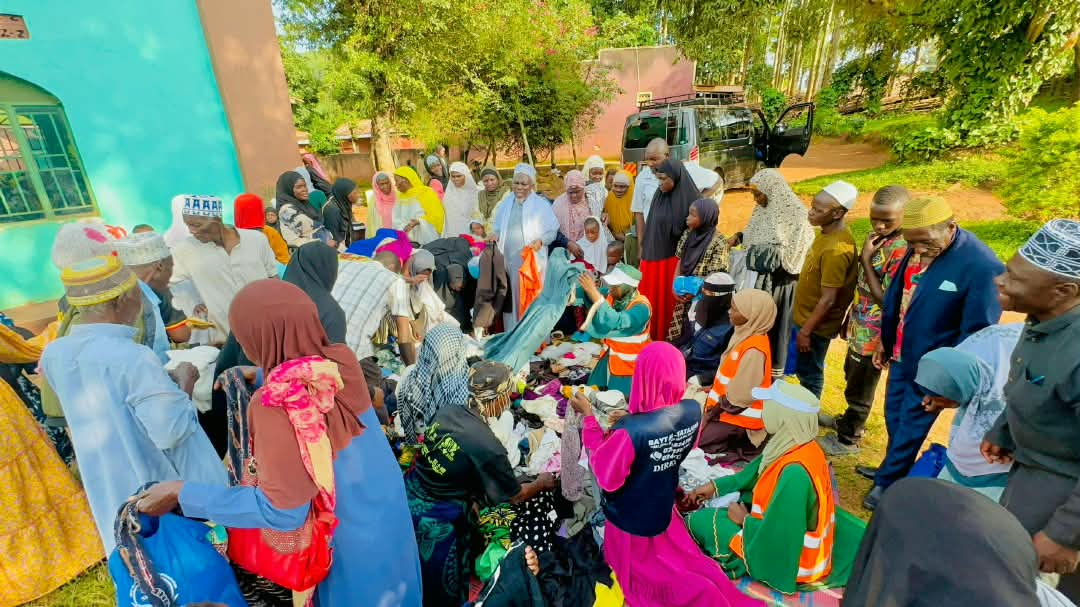 Volunteers and community members sharing items during a Bayt-al Yataama outreach