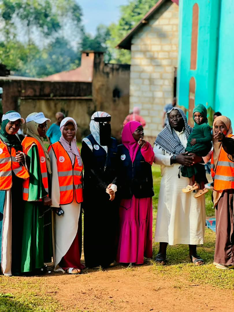 Bayt-al Yataama volunteers and community members gathered during outreach